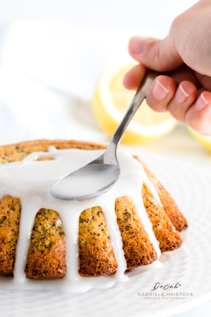 Lemon poppy seeds cake with lemon icing