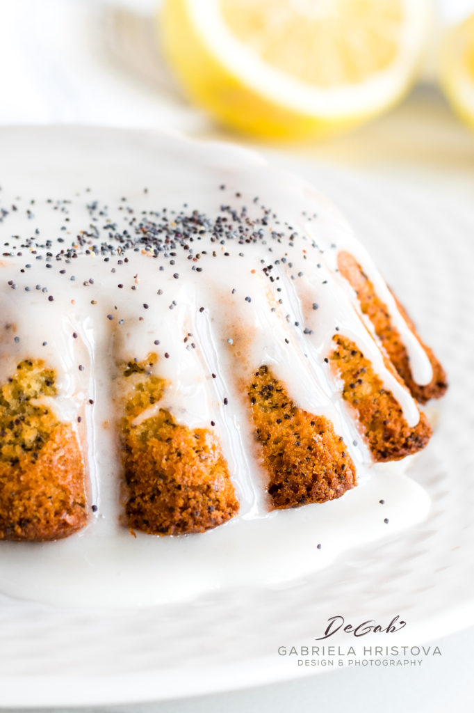 Lemon poppy seeds cake with lemon icing